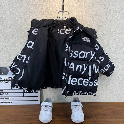 Feliratos és kapucnival ellátott gyerekkabát