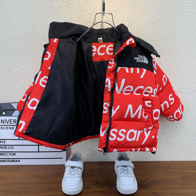 Feliratos és kapucnival ellátott gyerekkabát