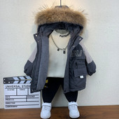 Téli gyerekdzseki kapucnival, hátul rátéttel