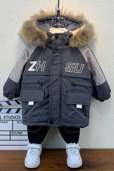 Téli gyerekdzseki kapucnival, hátul rátéttel