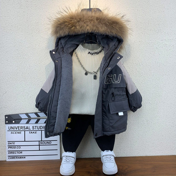 Téli gyerekdzseki kapucnival, hátul rátéttel