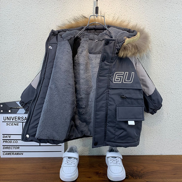 Téli gyerekdzseki kapucnival, hátul rátéttel