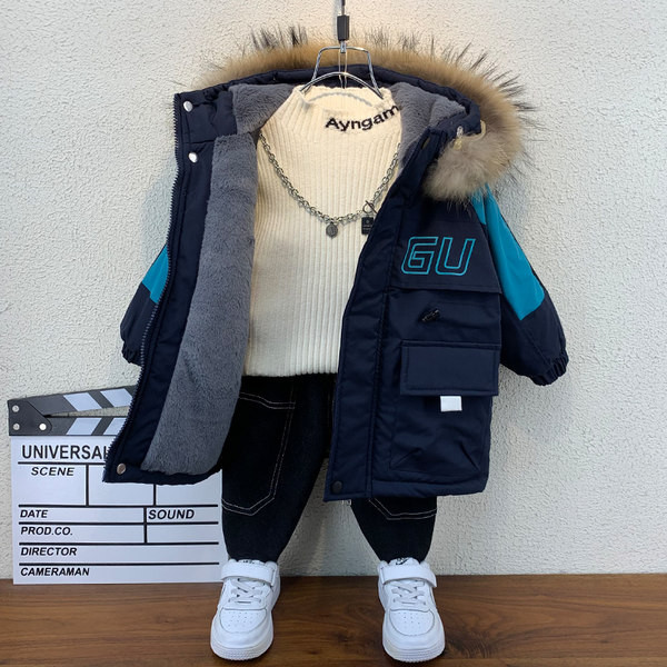 Téli gyerekdzseki kapucnival, hátul rátéttel