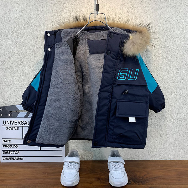 Téli gyerekdzseki kapucnival, hátul rátéttel