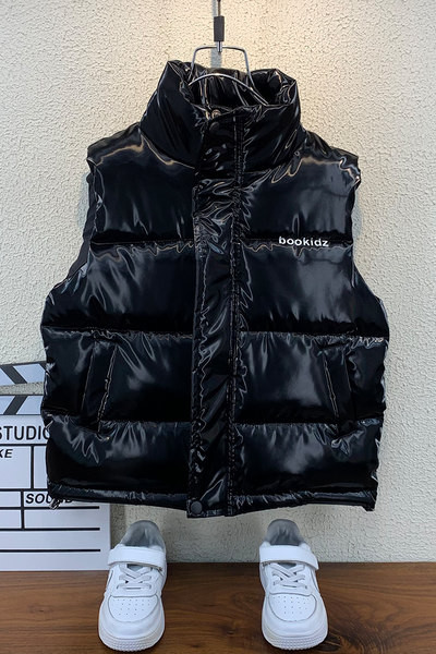 Gyermek sport téli mellény magas gallérral és felirattal