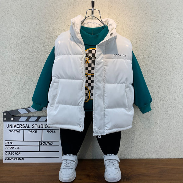 Gyermek sport téli mellény magas gallérral és felirattal