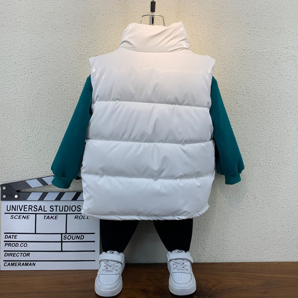 Gyermek sport téli mellény magas gallérral és felirattal