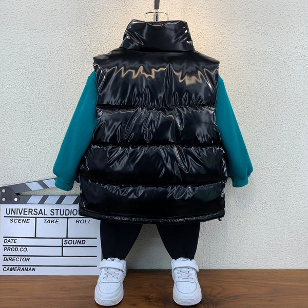 Gyermek sport téli mellény magas gallérral és felirattal