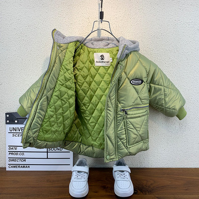 Gyerekkabát kapucnival és zsebekkel fiúknak