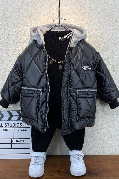 Gyerekkabát kapucnival és zsebekkel fiúknak