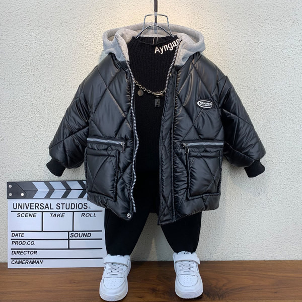 Gyerekkabát kapucnival és zsebekkel fiúknak