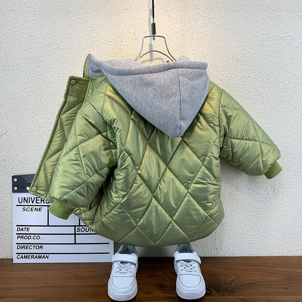 Gyerekkabát kapucnival és zsebekkel fiúknak