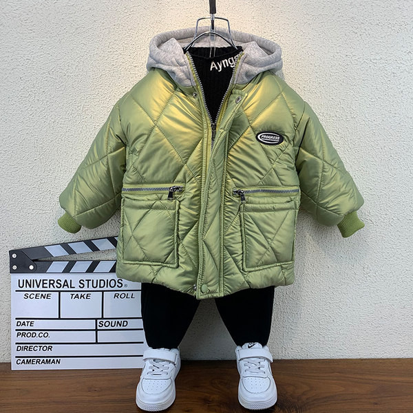 Gyerekkabát kapucnival és zsebekkel fiúknak