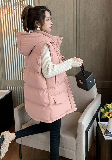 Naiste kapuutsi ja nööpidega vest