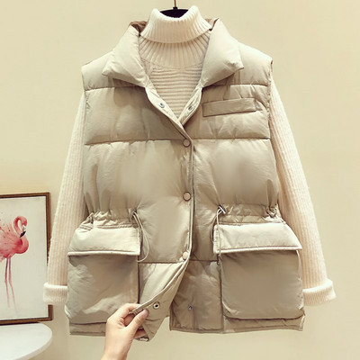 Kolmes värvitoonis taskute ja nööpidega naiste talvevest