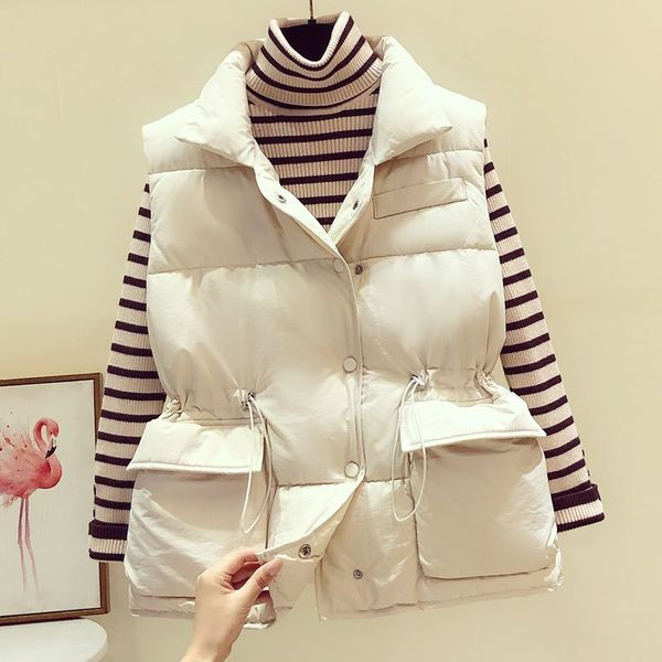 Kolmes värvitoonis taskute ja nööpidega naiste talvevest