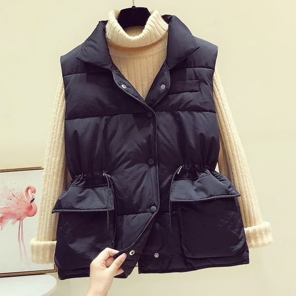 Kolmes värvitoonis taskute ja nööpidega naiste talvevest