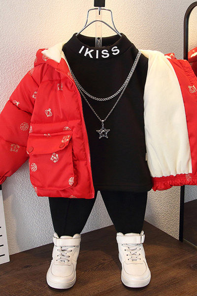 Piros gyerekdzseki rátéttel és meleg béléssel