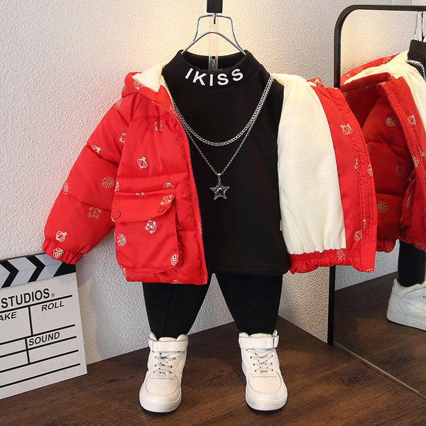 Piros gyerekdzseki rátéttel és meleg béléssel