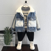 Gyermek farmerdzseki zsebekkel és gombos rögzítéssel