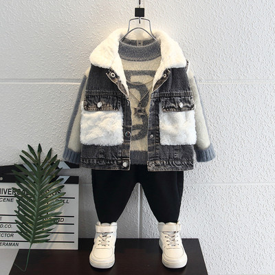 Gyermek farmerdzseki zsebekkel és gombos rögzítéssel