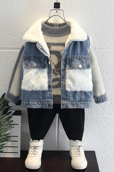 Gyermek farmerdzseki zsebekkel és gombos rögzítéssel