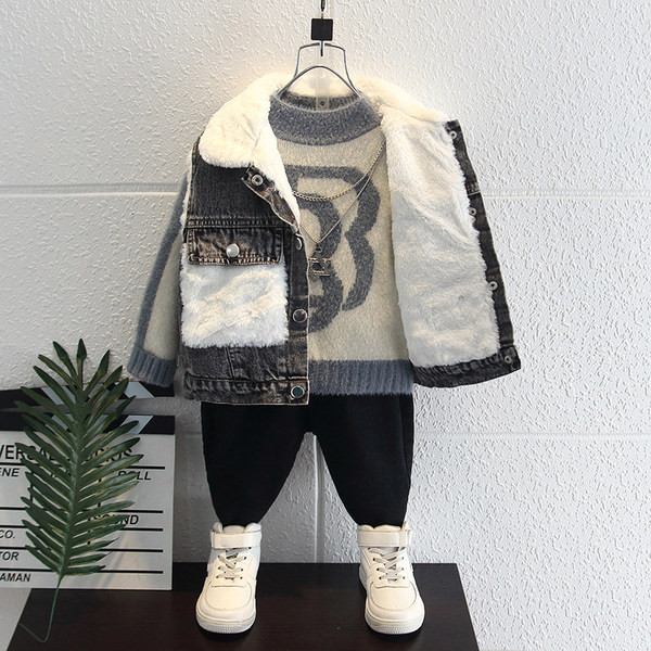 Gyermek farmerdzseki zsebekkel és gombos rögzítéssel