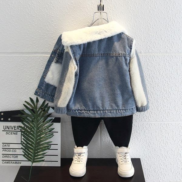 Gyermek farmerdzseki zsebekkel és gombos rögzítéssel