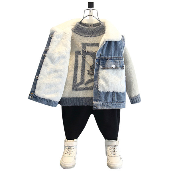 Gyermek farmerdzseki zsebekkel és gombos rögzítéssel