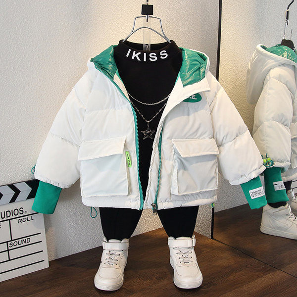 Gyermek meleg kabát fiúknak kapucnival és zsebekkel