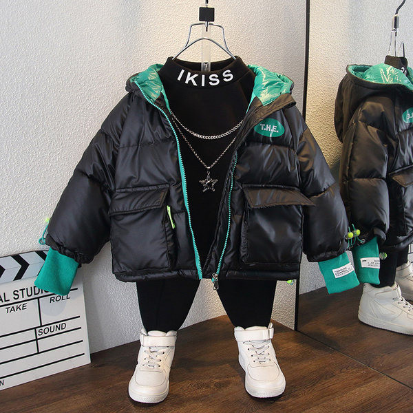 Gyermek meleg kabát fiúknak kapucnival és zsebekkel