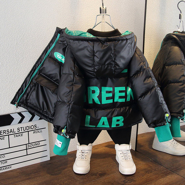 Gyermek meleg kabát fiúknak kapucnival és zsebekkel