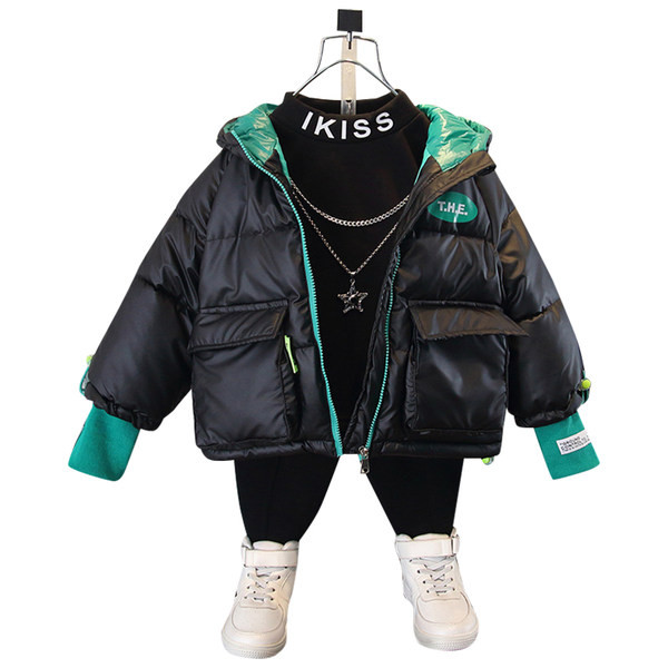 Gyermek meleg kabát fiúknak kapucnival és zsebekkel