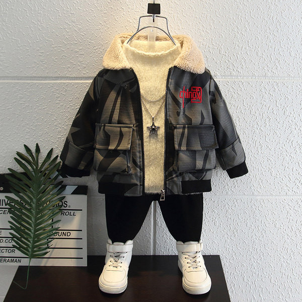 Napi téli kabát hímzett felirattal és meleg béléssel