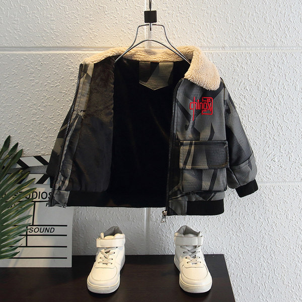 Napi téli kabát hímzett felirattal és meleg béléssel