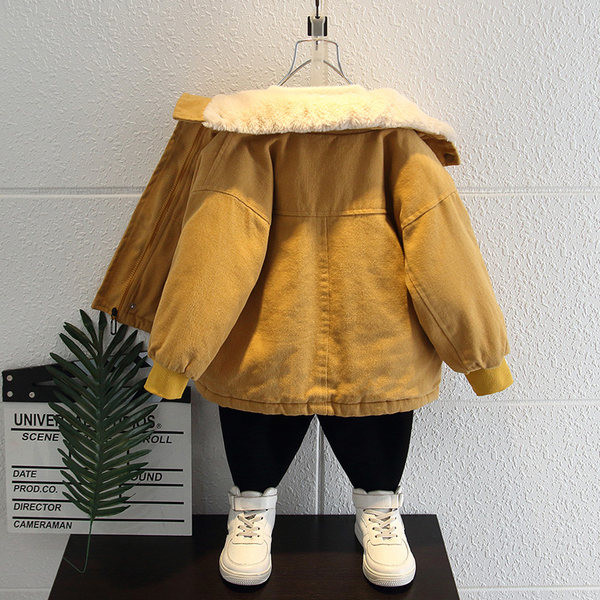 Gyermekparka új modellje zsebekkel és pehely béléssel