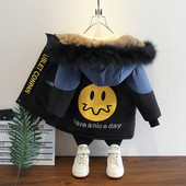 Värvilise aplikatsiooni ja sulekapuutsiga laste talvejope