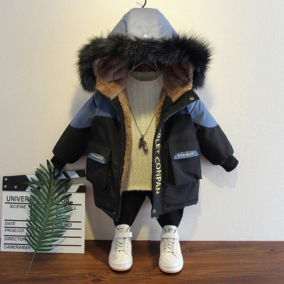 Värvilise aplikatsiooni ja sulekapuutsiga laste talvejope