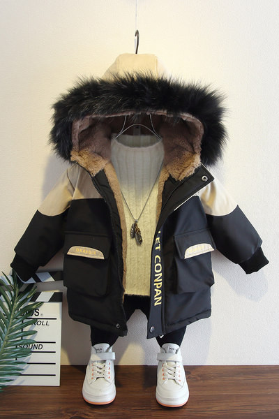 Värvilise aplikatsiooni ja sulekapuutsiga laste talvejope