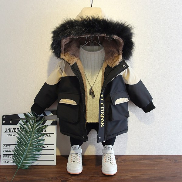 Värvilise aplikatsiooni ja sulekapuutsiga laste talvejope