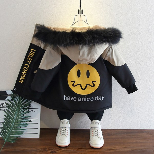 Värvilise aplikatsiooni ja sulekapuutsiga laste talvejope