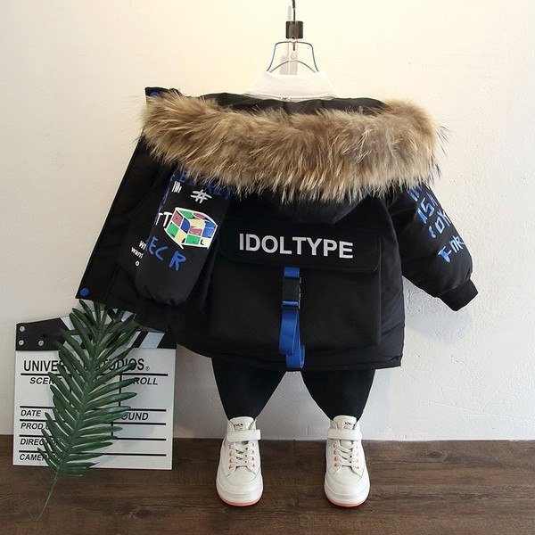 Kék és fekete téli gyerekkabát kapucnival