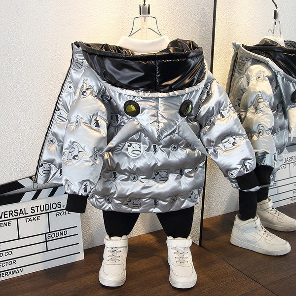 Modern téli kabát fiúknak kapucnival és meleg béléssel