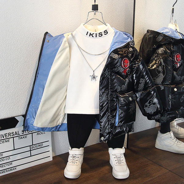 Gyermek téli melegítő kapucnival és színes rátéttel