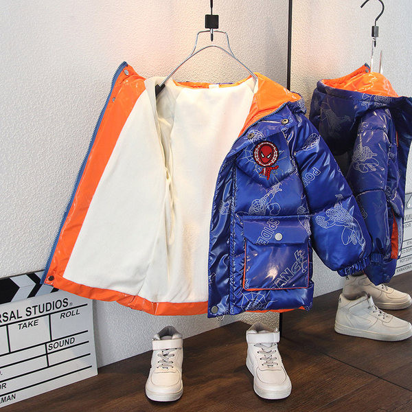 Gyermek téli melegítő kapucnival és színes rátéttel