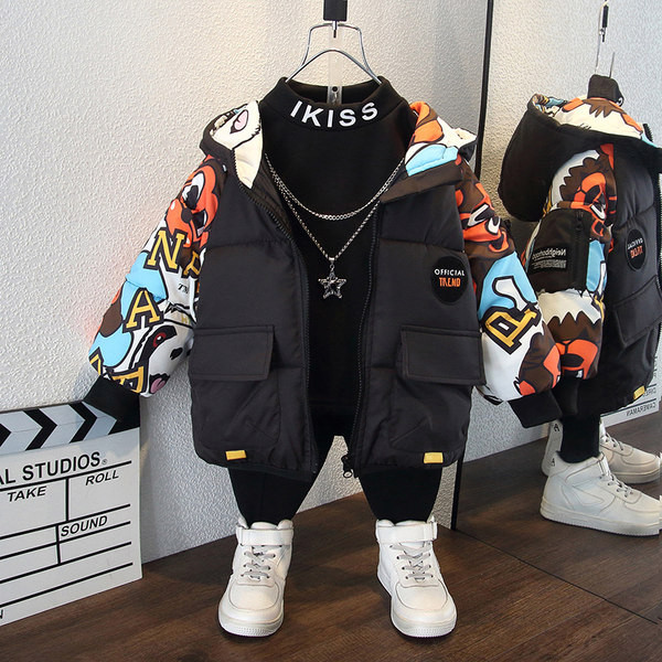 Új modell gyerek téli kabát színes rátéttel fiúknak