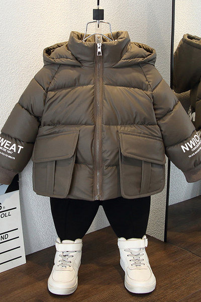 Napi gyerekkabát kapucnival és feliratokkal