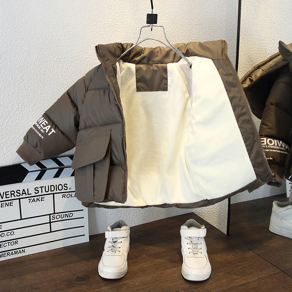 Napi gyerekkabát kapucnival és feliratokkal