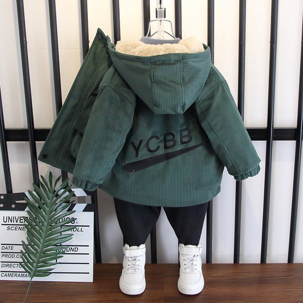 Korszerű gyermekkabát puha béléssel és felirattal