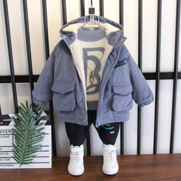 Korszerű gyermekkabát puha béléssel és felirattal